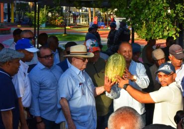 Habitantes dé invivienda y barrios aledaños se benefician de Feria Navideña del Frente Agropecuario PRM