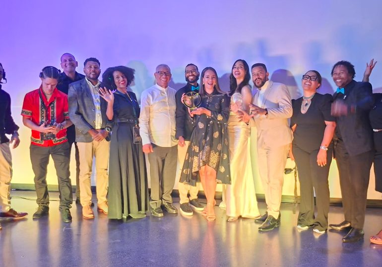 Video | Premios Triunfo otorga máximo galardón a la comunicadora Wanda Sánchez