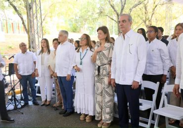 Video | Luis Abinader y Raquel Peña comparten villancicos navideños con familias y niños del entorno de la Casa Presidencial de Santiago