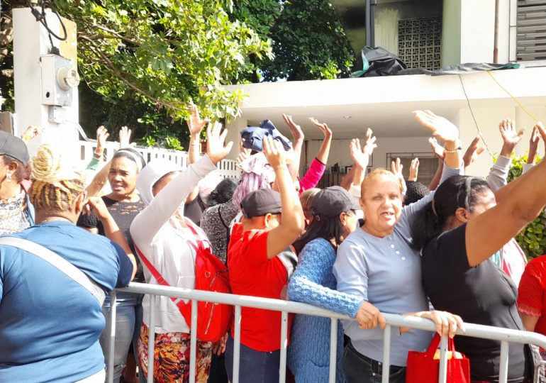 Video | Cientos de personas hacen largas filas para recibir las "cajas navideñas" de Leonel