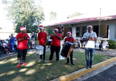 Filoyen celebra 19 años de trayectoria con jornada social en favor de adultos mayores en Santiago