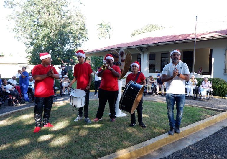 Filoyen celebra 19 años de trayectoria con jornada social en favor de adultos mayores en Santiago