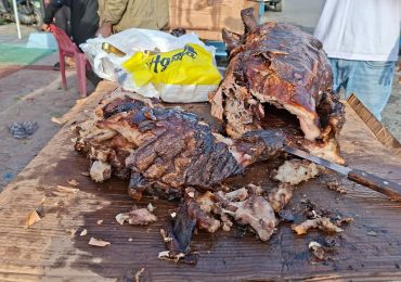 Vendedores de cerdo horneado reportan bajas en la venta; lo atribuyen a la escasez de circulantes