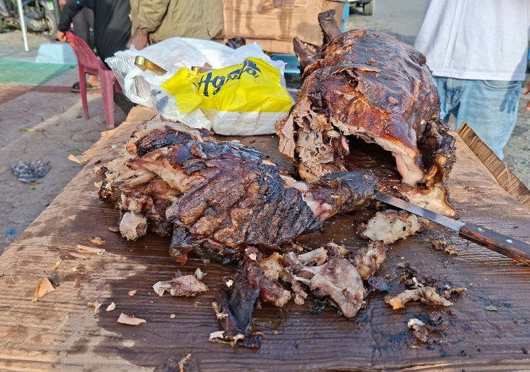 Vendedores de cerdo horneado reportan bajas en la venta; lo atribuyen a la escasez de circulantes