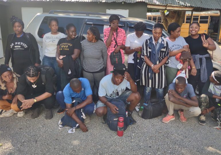 Video | Tras persecución Ejército detiene jeepeta con 15 haitianos indocumentados en Navarrete