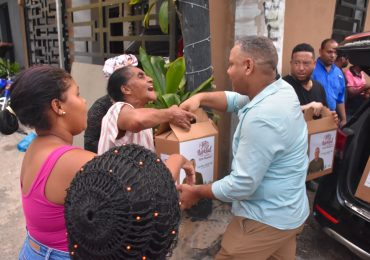 Carlos Gil agasaja familias de SDE en medio de incertidumbre navideña