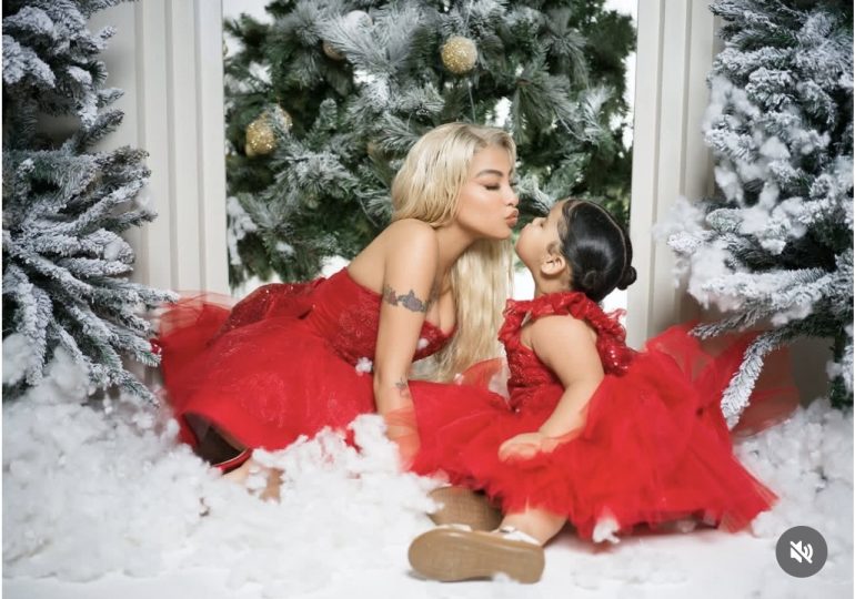 Yailin muestra su faceta más maternal en encantadora sesión navideña
