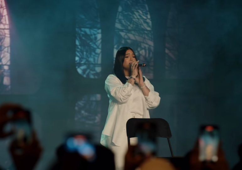 Ross María comparte interpretación en vivo de “Abre la Puerta”, reforzando el mensaje espiritual de su más reciente lanzamiento