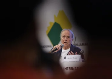 Serrat protagoniza alborotada charla en la FIL de México ante un público apasionado