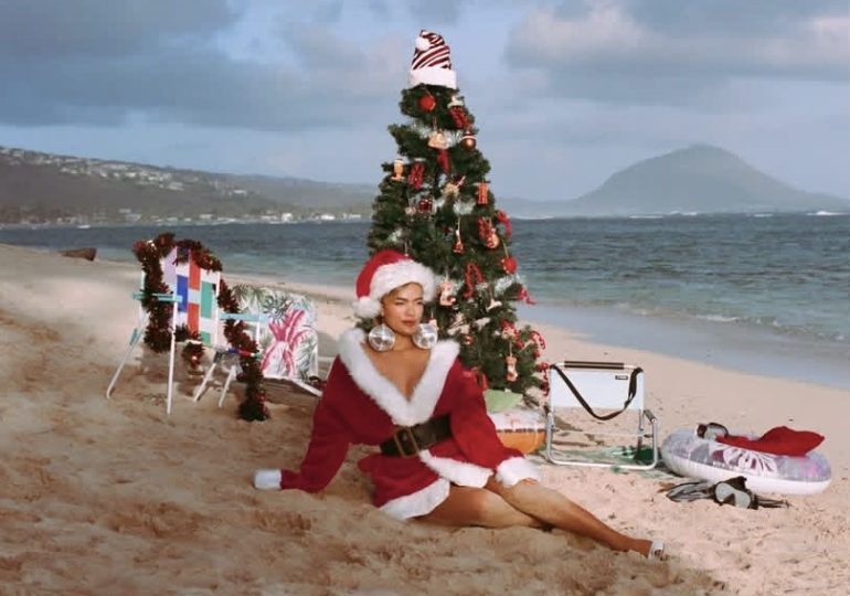 ¡Santa llegó al mar!: Karol G celebra  Navidad desde la playa