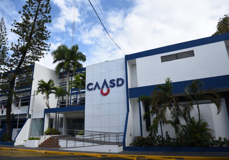 CAASD informa brigadas trabajan en corrección de avería en la Plaza de la Bandera