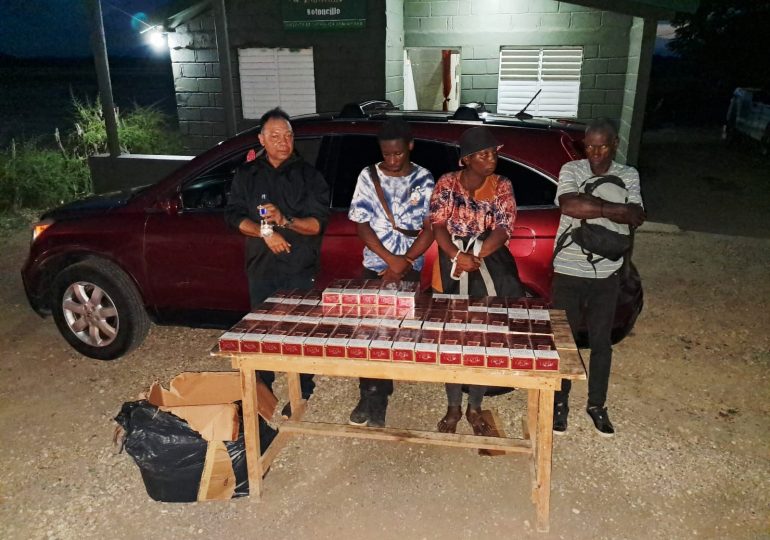 Video: Ejército detiene hombre que transportaba extranjeros indocumentados y cigarrillos ilícitos en Montecristi