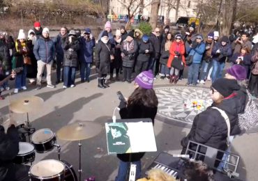 Video | "John vive": cientos de fans recuerdan a Lennon 45 años después de su muerte en Nueva York
