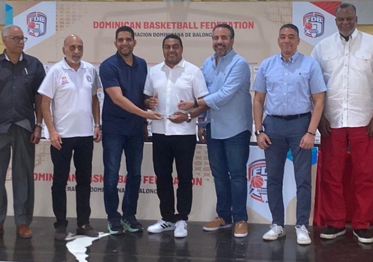 José Monegro recibe reconocimiento de Fedombal por Convivio Nacional de Minibaloncesto