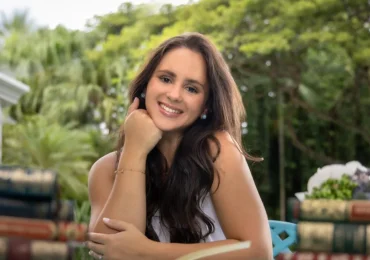 Poeta Rosa Lía Gilbert lanza poemario bilingüe sobre identidad inmigrante, fe y búsqueda de hogar