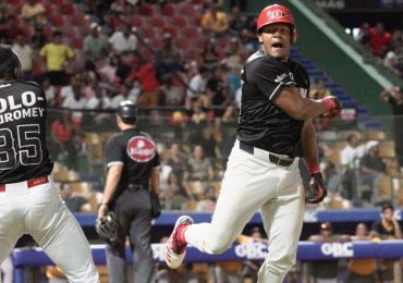 Video | Leones vienen de atrás con jonrón de Severino para dejar a Águilas en el terreno