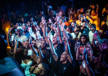 Lifestyle celebra gran fiesta navideña para sus colaboradores con miles de regalos, electrodomésticos y la música de Eddy Herrera