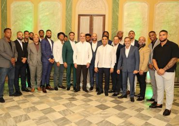 Luis Abinader recibe a peloteros de MLB y al dirigentes de RD para el Clásico Mundial en el Palacio Nacional