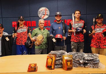 MIDEREC Santiago entrega utilería para jugar béisbol a liga de Navarrete