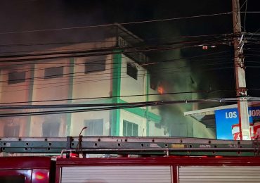 Video | Más de cinco horas de fuego en Ferretería San Miguel; bomberos aún no logran sofocarlo