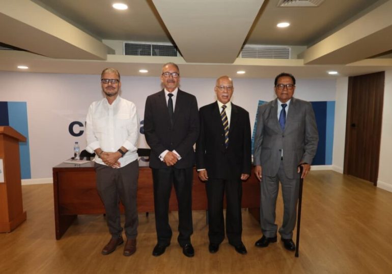 Miguel Febles presenta su nuevo libro: "Abril: 60 años después"