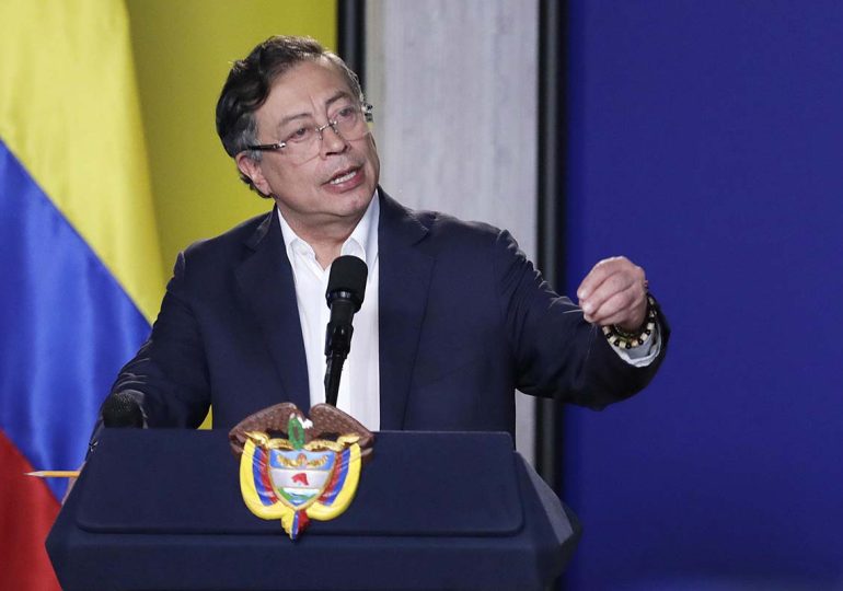 Petro dice que Nicolás Maduro no debe dar órdenes a los militares de Colombia