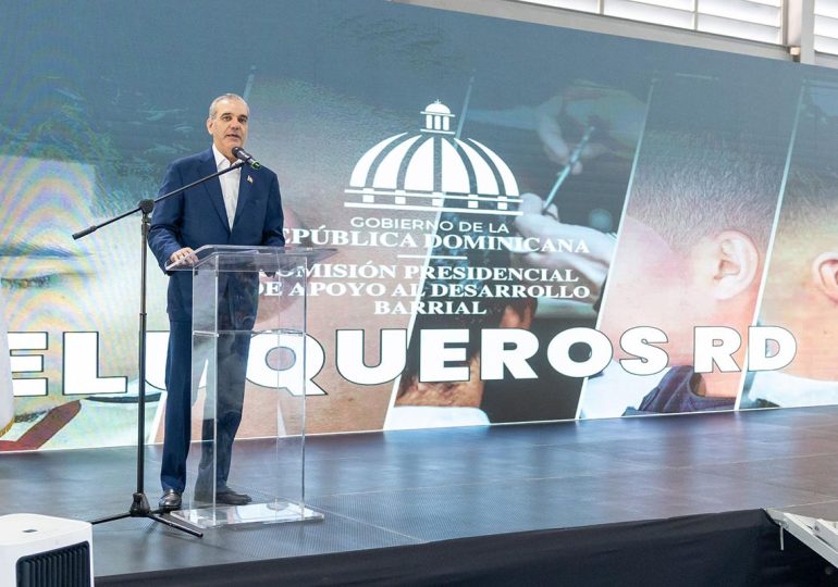 Video | Presidente Abinader sostiene encuentro nacional con 1,000 peluqueros y recibe recorte de cabello durante jornada social