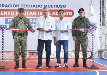 Video | Presidente Abinader y ministro Kelvin Cruz inauguran techado multiuso en Campamento Militar