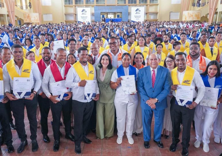 Primera dama Raquel Arbaje encabeza graduación de 1,177 nuevos técnicos del INFOTEP en la Región Este