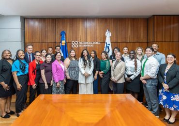 Procuradora General recibe estudiantes de Derecho de la Creighton University