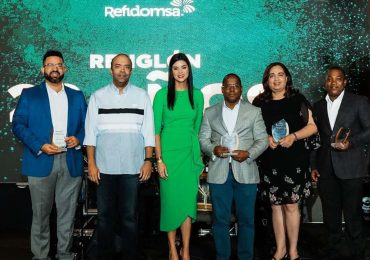 Refidomsa reconoce a 51 colaboradores que han construido su historia con décadas de servicio