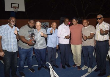 Regidor Leandro Polanco Medina lleva alegría y solidaridad a la comunidad de La Caleta con cena navideña