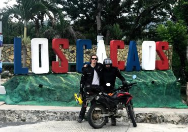 Cónsul de EE.UU. viaja en moto a Los Cacaos y queda encantado con la comunidad