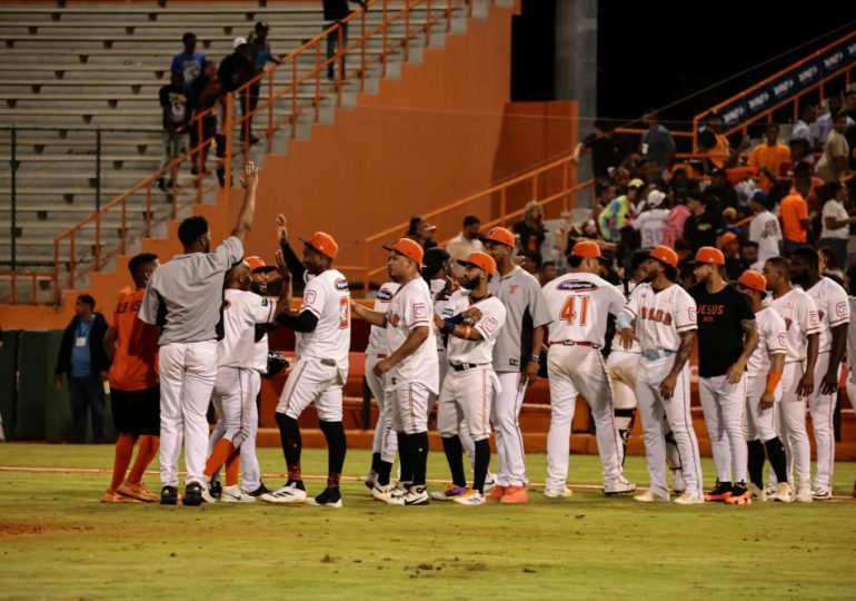 Toros mantienen dominio sobre Leones y ganan cuarto juego seguido