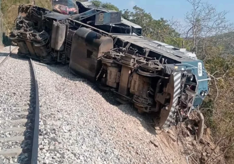 Tren descarrilado deja 13 muertos en México; Gobierno investiga causas del accidente
