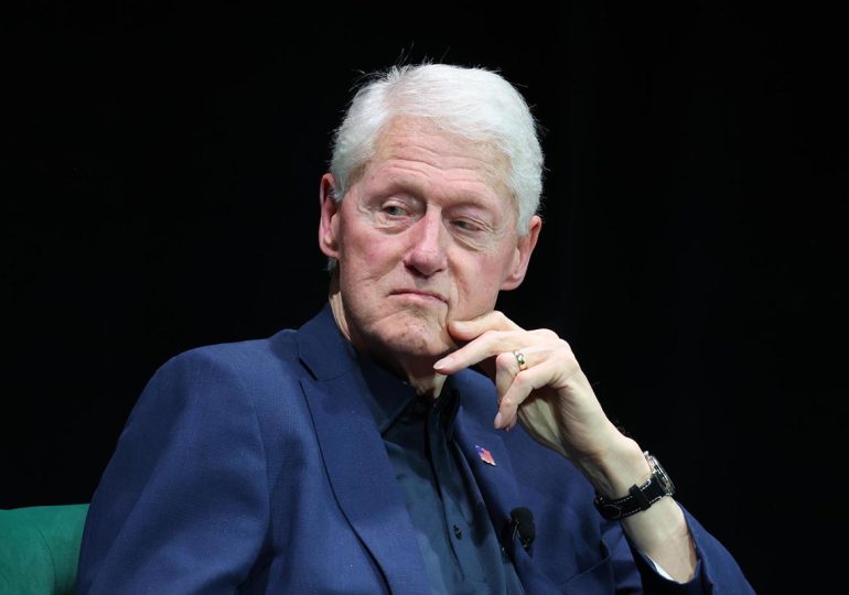 Trump dice que "odia" que salgan imágenes de Bill Clinton con Epstein