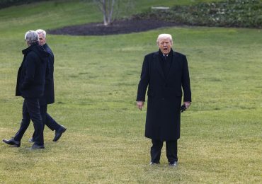 Trump instala placas en los retratos de Biden y Obama que los ridiculizan