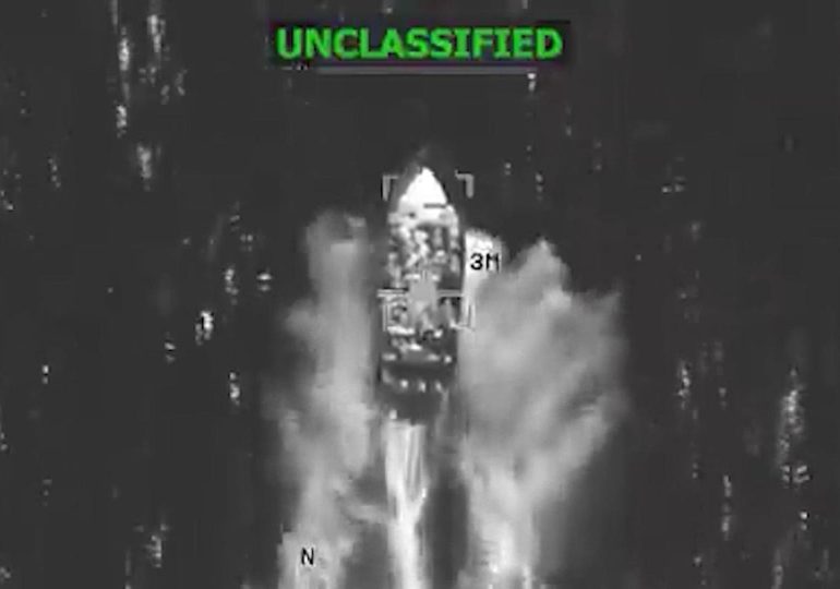 Trump: supervivientes de ataque a lancha trataron de enderezarla antes de ser ejecutados