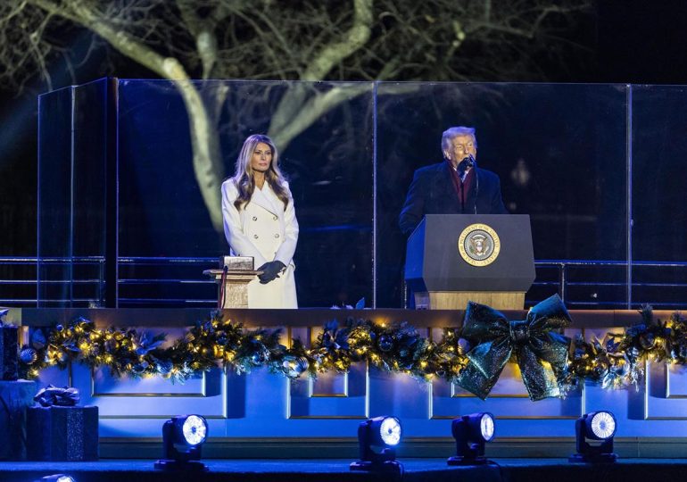 Trump y la primera dama encienden el árbol navideño de la Casa Blanca