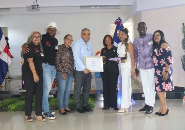 UMJUVE reconoce al diputado Raposo por entrega y dedicación a organizaciones sociales de SDN