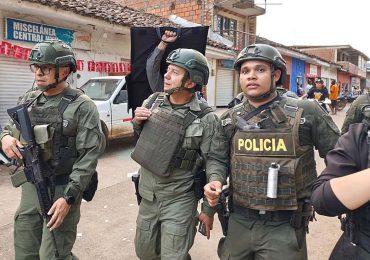 Un prolongado ataque guerrillero deja heridos y rastro de destrucción en pueblo colombiano