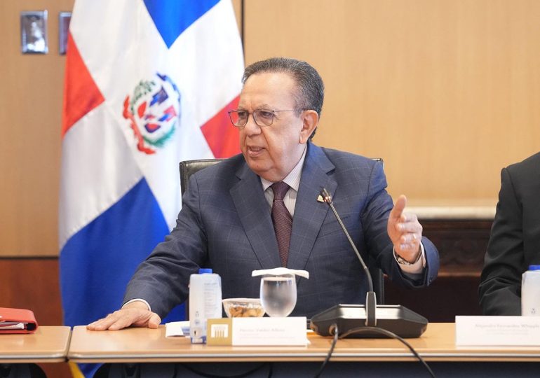 Video | Valdez Albizu se reúne con presidentes de los bancos múltiples para pasar balance al desempeño del sector financiero