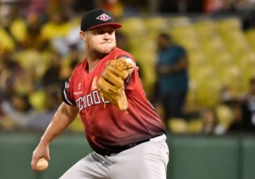 Leones blanquean 6-0 a las Águilas; Ramón Santiago debuta con victoria