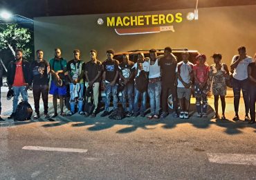 Video | Ejército detiene camioneta con 17 indocumentados en operativo realizado en Valverde