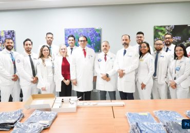 Senador Daniel Rivera fortalece servicio de Urología del Hospital Cabral y Báez con entrega de nefroscopio y uniformes quirúrgicos