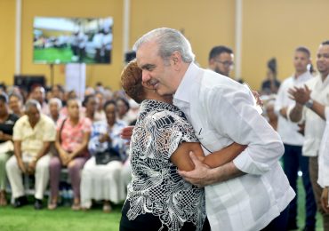 Presidente Abinader entrega 1,305 títulos de propiedad y afirma que “hoy se hace justicia social” en el sector de Pueblo Nuevo