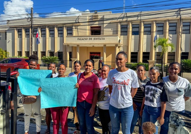 Familiares y amigos de Kirsi de la Cruz exigen justicia frente al Palacio de Justicia