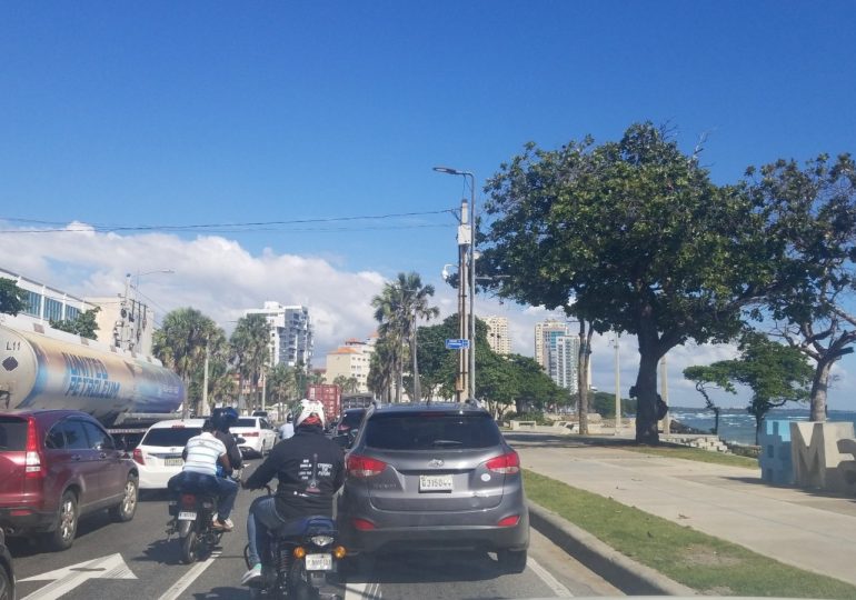 Cierre de carriles en Av. George Washington por colocación de reductores genera gran taponamiento