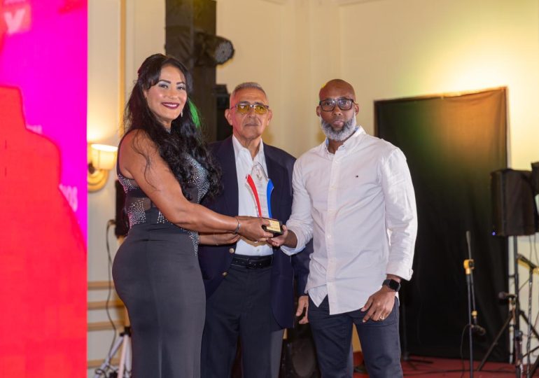 Video | Plataforma 002 Radio TV recibe distinción en el Premio Fradique Lizardo 2025