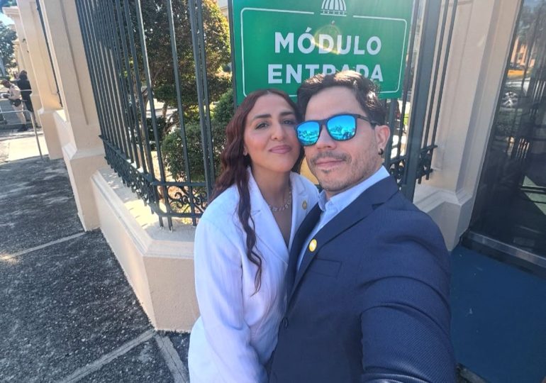 Javier Grullón celebra el reconocimiento otorgado a Karla Fatule en el Palacio Nacional